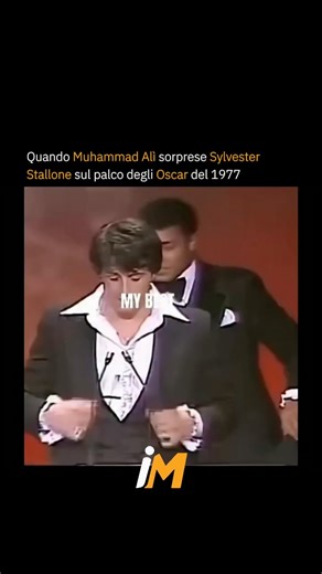 Motivazione | Curiosità | Ispirazione on Instagram: "Nel 1977, agli Oscar, Muhammad Ali salì di nascosto sul palco dietro Sylvester Stallone mentre quest'ultimo presentava, rubandogli completamente la scena nel migliore dei modi 🥊🏆 Ali scherzò dicendo che Stallone gli aveva "rubato la sceneggiatura", definendosi il vero Apollo Creed, e i due si affrontarono scherzosamente sul palco per la gioia del pubblico. Trasformò una cerimonia di premiazione formale in un leggendario crossover di boxe tra
