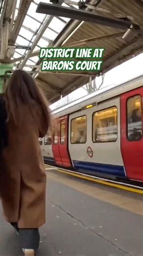 District Line arriving at Barons Court #train #districtline #travel #transport #baronscourt #tfl