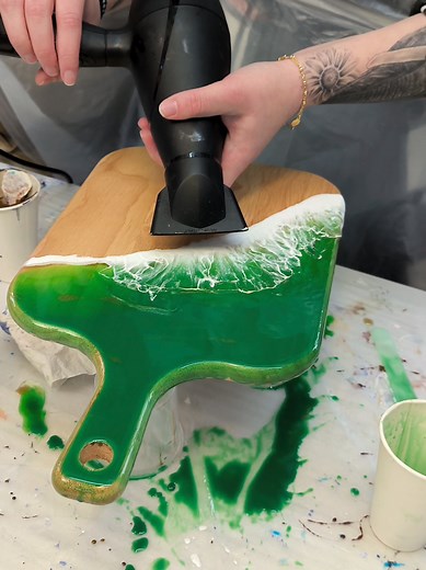 New workshops are waiting for you ✨ 🧑🏽‍🎨Create your own unique epoxy resin piece – whether it’s a cutting board, a coffee table, or a painting for your house. 🥳Expect a creative experience filled with music, great vibes, and a relaxed atmosphere. Perfect to share with friends, family, or even your colleagues. All materials are included, plus a glass of prosecco🍹 🥂 and snacks. Book your spot via our website lagoonartstudio.ch or send us a DM 📩 #datenight #fyp #geschenk #dateidea #workshop