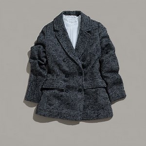 Made from recycled wool, the Adela jacket gives a smart, put together feel. ⁠ ⁠ ⁠ Discover here: https://bit.ly/3lUmouM | Thought