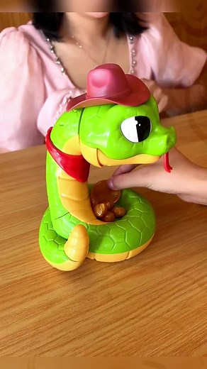 The toy snake successfully frightened my girlfriend 🤣🤣 #toy #scarytok #childrenstoys