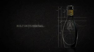 Lasciati affascinare dal design unico della bottiglia heritage Schweppes Premium Mixers. Scopri di più sulla nuova gamma di toniche premium su http://schweppes.it/premium-mixers | Schweppes