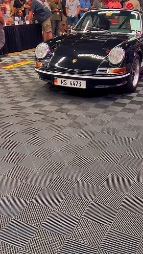 1976 Porsche 911 Coupe. #reels #viralreels #porschecarrera #classicporsche #MecumAuctions #classiccarauction | 713classiccars
