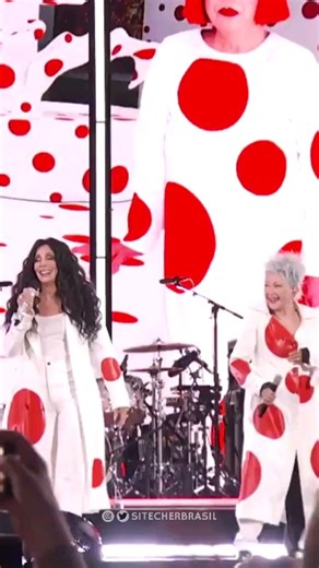 Cher Brasil | Fan account on Instagram: "Cher e Cyndi Lauper cantando o hit Girls Just Want To Have Fun ao vivo em Los Angeles durante o último show da turnê de despedida da Cyndi, realizado em 31 de agosto de 2025. O vídeo completo está disponível na plataforma @paramountplus ✨️ Cher and Cyndi singing together at Cyndi's last Farewell Tour concert (Aug. 31, 2025) 💛 Watch now on Paramount+ | A GRAMMY SALUTE TO CYNDI LAUPER: LIVE FROM THE HOLLYWOOD BOWL 📽 CBS/Paramount + ©️ ⚜️ cher.lnk.to/thefa