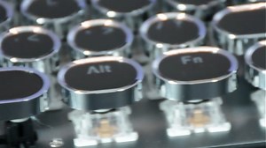 透明机械键盘前行者TK100，RGB灯效亮眼，手感清脆。办公久坐不累手，打字效率提升明显，桌面颜值瞬间up！