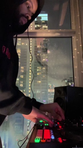 Exploring the Joy of Groovy Techno Mixing