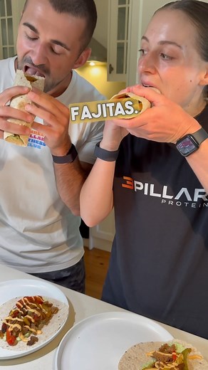 Beef Fajitas 🌯 🤤 These are one of our go to meals when we want something which is quick and delicious but also macro friendly 🙌🏼 Ingredients (to make 2 fajitas) 150g extra lean beef strips Red, yellow and green capsicum Red onion 2 wraps of your choice (we usually just go with the lowest cal option we can find) 1 Fajita seasoning sachet 10g Nando’s Perinaise 1tbsp Guacamole For the guacamole: 1 avo 50g chobani yoghurt 1/2 Onion 2 Garlic cloves Lemon juice from half a lemon 1/2 tsp onion powd