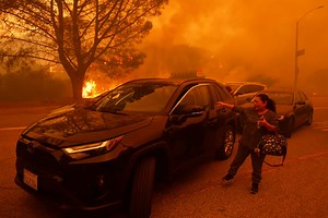 Incendio en Los Ángeles, hoy en vivo: cómo sigue el combate del fuego en California, a la espera de fuertes vientos