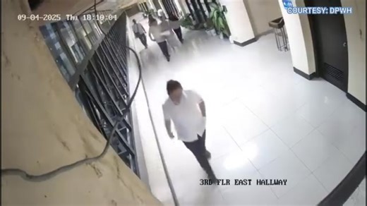 WATCH. Kuha ng CCTV footage mula sa DPWH Central office kung saan makikita ang paglalakad nina dating DPWH USec. Catalina Cabral at Batangas 1st District Rep. Lenadro Leviste na may hawak na ilang papeles kasama ang iba pang staff sa may hallway noong Setyembre 4. Matatandaan, na nauna ng ibinunyag ni Leviste na hawak niya ang tinwag na "Cabral files" na naglalaman umano ng mga listahan ng mga proponent sa maanomaliyang flood control projects kung saan kabilang ang ilang opisyal ng gobyerno. Dit