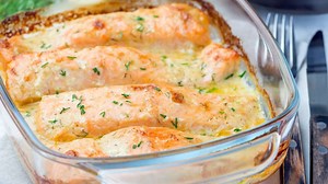 Lachs im cremigen Sahne-Gratin zubereiten: Schnelles Rezept ohne Tütchen