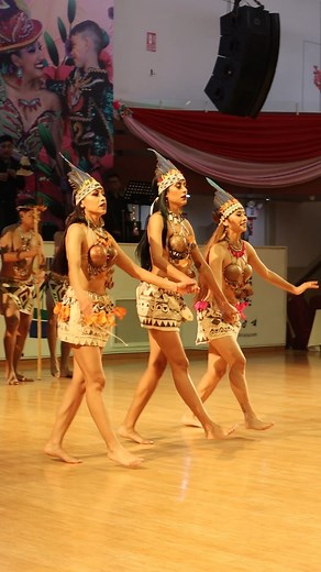 149K views · 3.5K reactions | ✨ En cada paso, una historia viva. Los #Boras, guiados por su curaca, nos trasladan a la selva profunda con una danza que refleja su vida cotidiana: la pesca, los nacimientos y los rituales de preservación cultural.  #BrisasdelTiticaca #DanzadelosBoras #CulturaViva | Brisas del Titicaca Asociación Cultural | Facebook