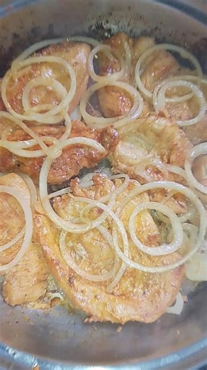 Preparando filé de frango grelhado e acebolado. Olha que delícia!