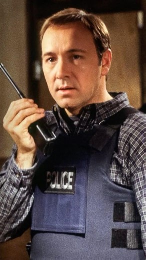 Framed Cop Takes Hostages To Survive In The Negotiator (1998) | Flick Favorites