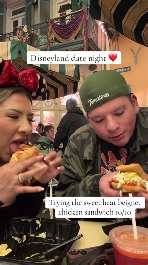 Disneyland eats 10/10 recommend this beignet chicken sandwich from Tiana‘s palace 😋 #disneyland #tianasbayou #beignet #tianasbayouadventure