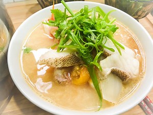 Malaysian Fish Head Soup with Rice Noodle 马来西亚鱼头米 is one of our favorite local Chinese delicacies! #fish #soup #fishstock #recipe #kitchen #cooking #culinary #tips Full recipe here; https://goo.gl/tEXwOu | Ethan Wong