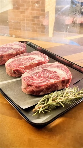 Jennifer - Food Community on Instagram: "From weeknight dinners to hosting a crowd, @socialkitchentlh has you fully covered. With chef-prepared meals ready to heat or eat, a premium steak case featuring Certified Angus Prime and American Wagyu hand-cut in house, and grab-and-go sides and salads that make dinner effortless, this is Tallahassee at its most delicious. Better still, the market shelves are stocked with curated goodies – cheeses, charcuterie boards built in front of you, and gift-wort