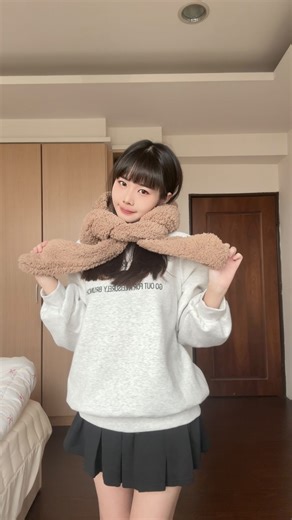 我是Sunny on Instagram: "159cm/42kg 是小隻女也適合的穿搭 前陣子很紅的偷偷藏不住 桑稚裡面的穿著都很可愛 最喜歡的就是熊熊圍巾這套ʕ •ᴥ•ʔ 可愛爆擊 又快過年了🧨🧧 祝大家新年快樂 蛇年大吉🐍🍊"