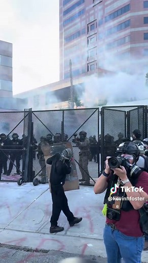 Protesters Clash With Feds in LA MDC | News