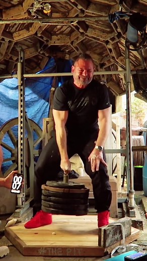 Heaviest #deadlift with one finger👇🏋️🏻‍♂️ 129.50 kg (285.49 lb) by Steve Keeler 🇬🇧 #weightlifting