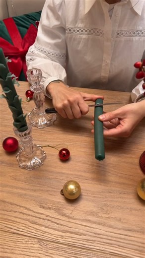 SiNSAY Germany on Instagram: "Weihnachtsbastelzeit 🎄✨ Hier ist eine süße kleine Bastelidee: Baumförmige Kerzen, die du zu Hause herstellen kannst. Das macht Spaß, ist einfach und sorgt für eine gemütliche Atmosphäre. 🕯️ Set Kerzen mit Weihnachtsbaum-Muster 4 pack 866FV-77X 2,99 EUR Kerzenständer 763CK-00X 3,49 EUR Sinsay | festliche Wohnaccessoires | Weihnachtsstimmung | fröhliche Weihnachtsakzente | lustige Festtags-Essentials | erschwingliche Weihnachtsartikel"