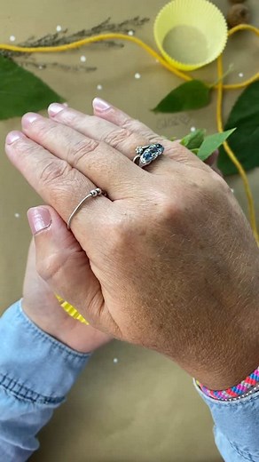 🌻✨ Sonnenblumen basteln leicht gemacht! ✨🌻 Mit Muffinförmchen, Luftpolsterfolie und etwas Farbe entstehen im Handumdrehen strahlende Sonnenblumen – so einfach, dass schon jüngere Kinder gut mitmachen können 🖌️🎨 Eine fröhliche Bastelidee, die einfach immer leuchtet 💛🌞 Perfekt für wunderschöne Bilder, Geschenktüten oder DIYWindlichtern! #bastelnmitkindern #kinderbasteln #bastelidee #diybasteln #kinderbeschäftigung #bastelspaß #kreativmitkindern #bastelnmachtspaß #bastelzeit #ideenfürkinder #