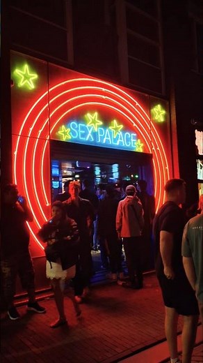 Inside Amsterdam’s Red Light District: History & Neon Lights! 🇳🇱🔴