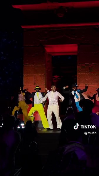 Usher performing “OMG” at last night’s #MetGala 🔥 [🎥: @The Met]