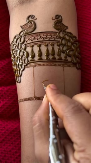 Rohit Mehandi arts (Raikot) on Instagram: "Follow me 🥀❤️ So beautiful Bridal back hand Mehandi design looking 😲 🥀🥰 doneby👉@rohit_mehndi_arts_ #mehendidesign #mehendiart #arabicmehendi #mehndiceremony#bridalmehndimehndibride mehendiartist mehendidesigns mehenditattoo arabicmehndi mehendilove mehndiartist mehndilovers karwachauthspecial mehendifunction mehndiparty mehndipattern mehendilove teejspecialmehndi mehendilover mehendibride weddingmehndi bridalmehendi mehendigoals mehendhiart mehendi