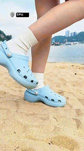 【✨夏日厚底涼鞋！Crocs Classic Platform Pearl Clog】人人都識 Crocs，但你試過升級版未？💡 超人氣 Classic Clog 加上珍珠側扣＋厚底設計，Croslite™ 超輕泡棉、透氣防水、兩穿設計全都有！重點係～長腿神器，仲要好襯衫！ 最啱穿住佢去打卡、行街、去沙灘都一樣咁掂！ Crocs Classic Platform Pearl Clog 📎CR211231- 4NS｜(WOMEN’s) W5-9 Adidas Adicolor Woven Firebird Track Top 📎ADJP1253｜(MEN’s) M-L 以上商品於指定 C.P.U. 分店有售。 C.P.U.分店地址：https://bit.ly/CPUstores 更多第一手新品資訊&穿搭靈 👉即刻 Follow 我哋個Page同IG @cpu_hk Follow 以下 Tag 認識更多不同品牌啦⏩ #CPU_CROCS #CPUHK #CROCSHK #CLASSICPLATFORMPEARLCLOG #SANDAL #DailyWear #OOTD #涼鞋 |