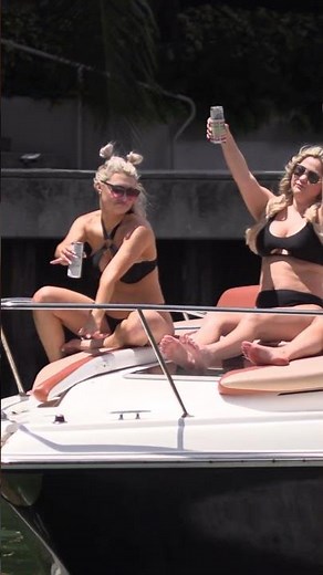 Seascape Divas 🌊📸: Miami's Gorgeous Yacht Women Master BoatSnaps!