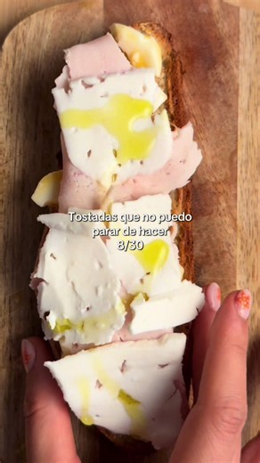 Tostadas con pan de masa madre y huevo mollet — receta fácil