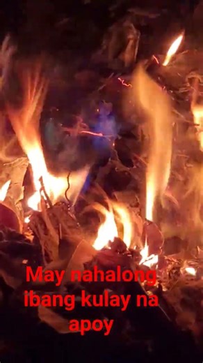 May humalong blue na kulay sa apoy