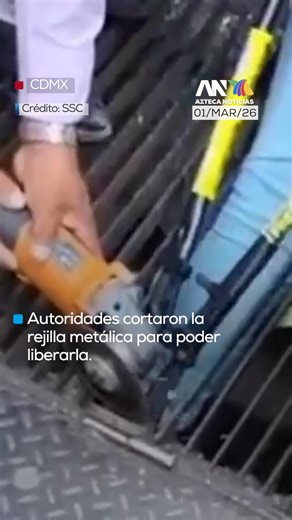 Una mujer de 55 años quedó con el pie izquierdo atrapado en la rejilla de un registro mientras caminaba entre Isabel La Católica y República de El Salvador, en el Centro, de la #CDMX. Tras el #accidente, tuvo que permanecer recostada en el pavimento mientras testigos pedían ayuda. Elementos de la Subsecretaría de Control de Tránsito y policías sectoriales cortaron la estructura metálica con apoyo de un esmeril para liberarla. Afortunadamente, no presentó lesiones graves y pudo retirarse por su p