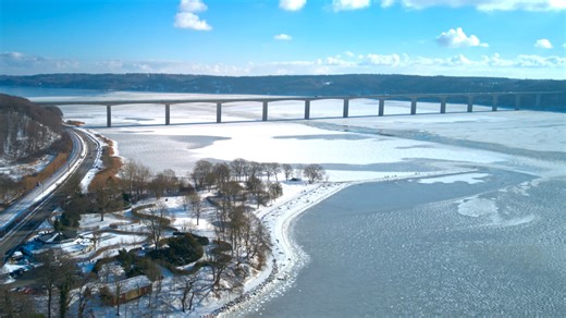 Se de smukke dronebilleder af en frostdækket Vejle Fjord