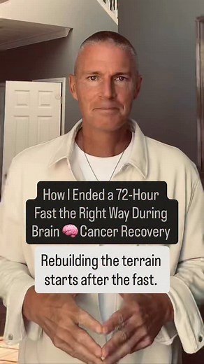 🔥How to Properly End a 72-Hour Water Fast Most people think the fast ends when they eat. It doesn’t. That first meal determines if your body keeps healing… or crashes. Here’s how to refeed the terrain way 👇 🥣 Step 1: Bone Broth — rich in glycine, minerals, and electrolytes to gently wake digestion. 🥬 Step 2: Fermented Foods — sauerkraut or kimchi restore gut bacteria and support bile flow. 🌱 Step 3: Broccoli Sprouts & Greens — reactivate Nrf2 detox pathways and feed mitochondria. 🫒 Step 4: