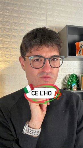 Teacher Stefano on Instagram: "🇮🇹 Che cosa significa “Ce l’ho” o “Non ce l’ho” in italiano? Ricorda che quando vogliamo esprimere possesso, in italiano usiamo questa struttura: ➡️ CI (che diventa CE) + pronome oggetto diretto (LO/LA/LI/LE) + verbo AVERE 🤔 Non è chiaro il motivo per cui usiamo CI, ma probabilmente per rendere il suono più piacevole! ⚠️ Attenzione: dire “l’ho” o “non l’ho” è molto strano, quindi non dimenticare il CI! Ora prova a scrivere nei commenti un mini dialogo usando “ce