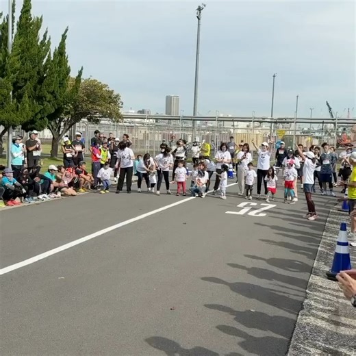 吉田香織🌸Yoshida Kaori on Instagram: "11/1「横浜ノースドックランニングフェスティバル2025」‼️ 普段は入れない米軍施設内から、みなとみらいのパノラマ風景を眺めながら、広々コースを走れて気持ちがいい〜っ✨ 年々人気の高まるこの大会、今年は4500名超の参加者となり、MCを2名体制に、森脇健児さんもゲスト参戦、神奈川県知事の黒岩さんも開会式に登場でとても盛り上がりました✨ ハーフマラソン・10km・5kmの3種目に加えて、今年はNPO法人PENA/神奈川リトルベビー支援80m走企画も！ 早産などの理由で出生時体重が小さく産まれた赤ちゃんたちが命を繋ぎ、成長して元気に走る姿は、親御さんや同じ境遇のご家族に勇気を与え、ランナーの私たちに走れることの喜びを改めて感じさせてくれました✨ 私自身が未熟児での出生だったこともあり、スターター&最後尾ランナーを務めながら親御さんの笑顔を見てこみ上げるものがありました✨ https://pia-running.jp/northdock/ バイリンガルなMC陣さすがな盛り上げ🎤♪ @patrick_yu810 @ch