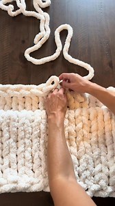 776K views · 11K reactions | This is how you knit the last row of your hand knit chunky blanket. ##fyp##fingerknitting##chunkyblankettutorial##handknitblanket##falldecor##diyhomedecor##etsycreatorco##chenilleblanket##armknitting##diycrafts##handknit##sidehustle##newhobby##howtocrochet | WildlyWoven | Facebook