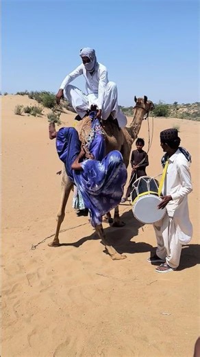 فتاة تتعلق بذيل الجمل في لقطة عجيبة 😲