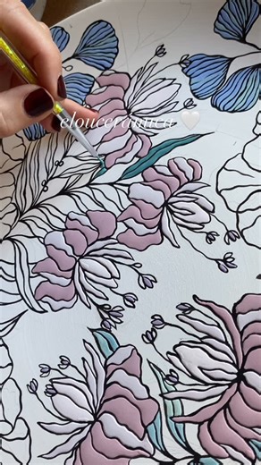 Love in Pottery on Instagram: "Katharina De Donno (@elouceramica) is a ceramic artist based in Spain, known for her fluid brushwork, expressive lines, and Mediterranean-inspired pottery. Working closely with clay and ceramics, this potter creates hand-painted pottery pieces that blend traditional ceramic techniques with her own contemporary art style. Katharina uses the dry rope technique in this satisfying ceramic bowl decorating process, drawing lines on the clay surface with a mixture of oil 