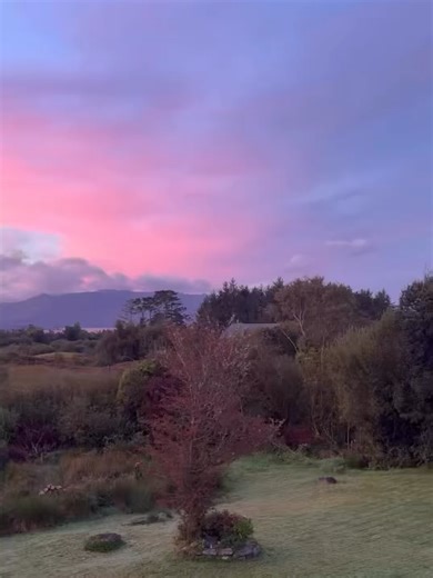 🌅 Chasing Sunset in Kerry From coastal trails to mountain paths, the Kingdom glows under golden skies. ✨ Top spots: Kenmare Bay 🌊 | Bray Head 🌄 | Ross Castle 🏰 | Ballybunion Cliffs 🌅 | Inch Beach 🌞 Every sunset tells a Kerry story. 💛 Discover more spots: Link in Bio #DiscoverKerry #ChasingSunset #Sunsets #pinkskies