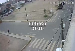 440K views · 5.6K reactions | ⛔️ Policía iba en contra en calles del Guadalupe Peralta y vehículo lo impacta. ⛔️Pero tal parece que no pasó a mayores, tras hablar unos segundos, los dos se retiraron. ¿Qué hubiese pasado si el carrito fuera el que iba en contra? | Código Rojo | Facebook