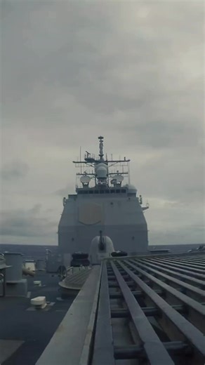 USS Vella Gulf (CG-72) adalah kapal penjelajah rudal berpemandu kelas Ticonderoga milik Angkatan Laut Amerika Serikat yang ditugaskan pada 18 September 1993 dan dinonaktifkan pada 30 September 2022. Kapal ini dinamai berdasarkan Pertempuran Vella Gulf pada Perang Dunia II dan dirancang untuk pertahanan udara serta pertempuran multi-misi. 🛳️ Spesifikasi Umum Nama: USS Vella Gulf (CG-72) � Wikipedia Tipe: Guided-missile cruiser (penjelajah rudal berpemandu) kelas Ticonderoga � Wikipedia Builder: 