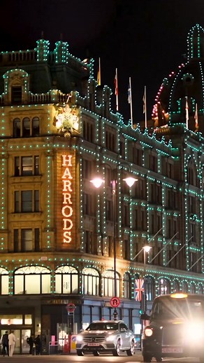 Mesmerizing Tiffany Blue® Lights Display at Harrods Exhibition