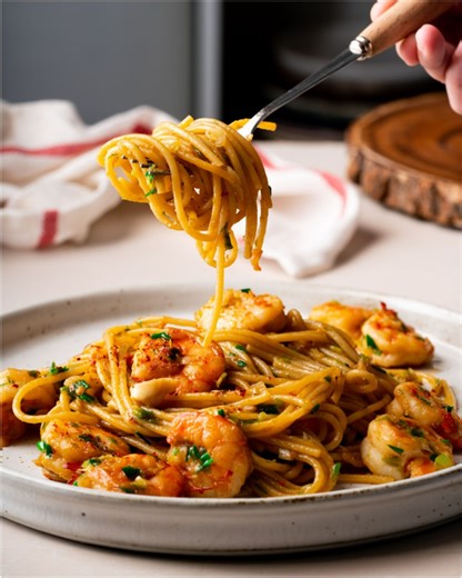The garlic prawn spaghetti like no other! | Marion Grasby