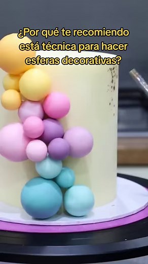 👌🏻¿Por qué te recomiendo esta técnica para hacer esferas decorativas? 🧁Por qué es más rápida y el pastel pesa muchísimo menos que con los moldes para esferas. 🧁Con una lija #600 raspa las esferas de duroport, límpialas con agua con vinagre y colócales el ganache del color que deseas. 🧁Sí aun no te has unido al grupo de Whatsapp, en donde estaré compartiendo toda la información de la máster class gratuita, ve al enlace de mi perfil ahora y sígueme para seguir aprendiendo. #esferasdechocolate