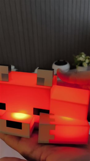 Veilleuse design renard pixel-art - Lampe décorative à lueur orange pour chambre de gamer et salle de jeux. Un accessoire original et moderne au style mosaïque, parfait pour créer une ambiance chaleureuse. Une excellente idée cadeau pour les enfants et les passionnés de jeux vidéo. #VeilleuseRenard #GamingDecor #PixelArt #SetupGaming #DécoChambre