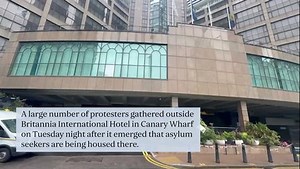 Met Police surround Canary Wharf hotel amid protest as asylum seekers housed there