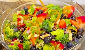 Paula Deen's Broccoli And Berry Salad Recipe