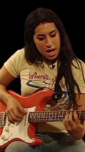 Amy playing the guitar 🥹❤️✨ #amywinehouse